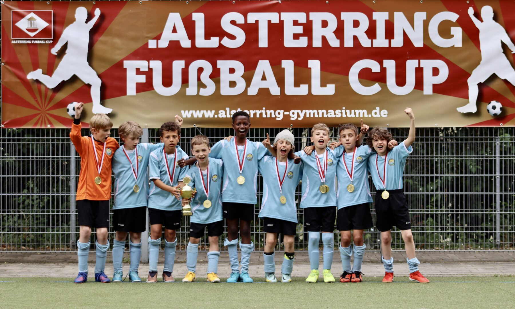 Pokal- und Spieler-Nachwuchs für die Fußball-Schulmannschaft